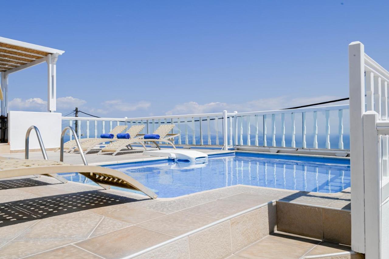 Amerisa Suites & Villa Фира Екстериор снимка